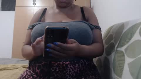 Snapshot of xxxbustybabe27x chatting on March 5, 9:27 am Ayanda online show from March 5, 9:27 am