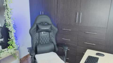 Yeli Amber online show from December 3, 6:05 am