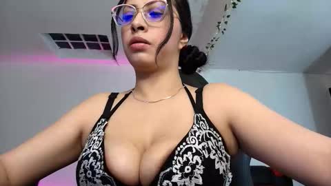 yesie_hot2 online show from March 19, 1:43 am