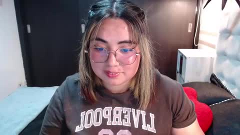 hii i am yini online show from March 9, 1:09 am