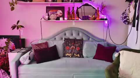 yoka_paradoxxx online show from July 10, 10:59 am