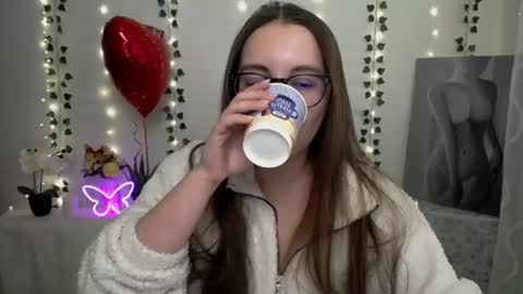 Snapshot of yours_piece_of_happiness_ chatting on February 13, 6:20 am Happy online show from February 13, 6:20 am