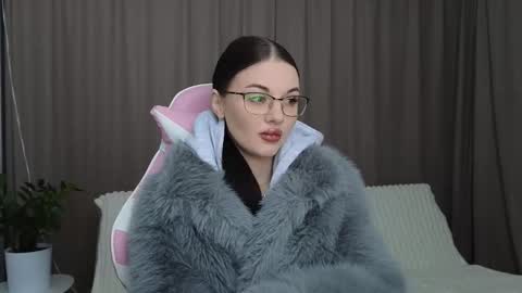 yumieast online show from January 18, 7:15 am