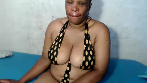 Snapshot of yummytittsxx chatting on January 28, 4:29 am yummytittsxx online show from January 28, 4:29 am