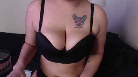 Snapshot of yungelitamor_ chatting on January 26, 4:51 am ELITA online show from January 26, 4:51 am