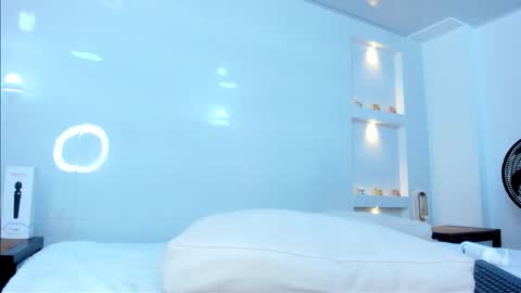 Zenda Evans online show from October 1, 4:39 am