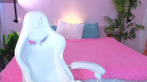Zlata  Mon Tue Thu Fri Sun Sa GMT 3 0000pm - 0600pm  online show from April 30, 9:03 am