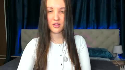 Snapshot of zlata__fox chatting on January 23, 2:50 pm Zlata Mon Tue Thu Fri Sun Sa GMT 3 0000pm - 0600pm online show from January 23, 2:50 pm