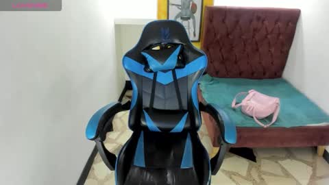 Z O E online show from December 1, 7:49 pm