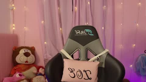 zoe_sullivan_ online show from June 27, 9:32 am