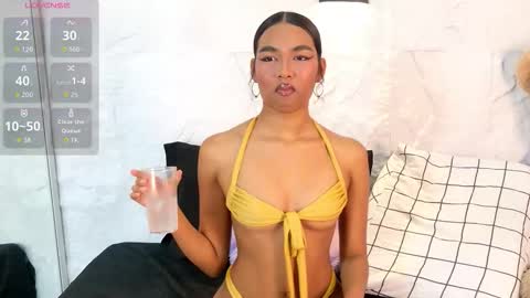 zoeameliie online show from December 19, 11:19 pm