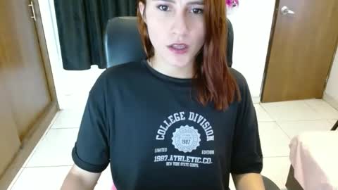Snapshot of zoee__69 chatting on December 6, 8:06 pm zoee__69 online show from December 6, 8:06 pm