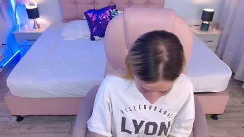 zoe online show from June 1, 3:30 am