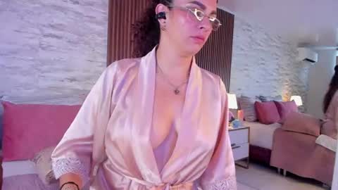 zoehiltonx online show from July 16, 5:06 pm