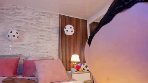 zoehiltonx online show from July 3, 4:57 pm