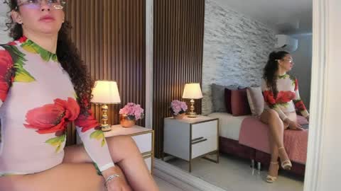 zoehiltonx online show from May 19, 12:56 pm