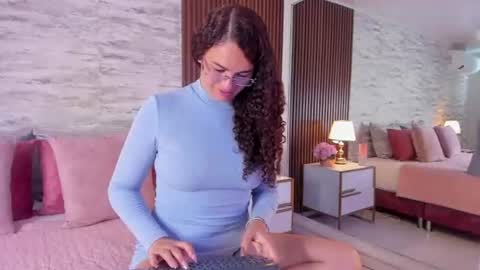 zoehiltonx online show from August 4, 2:34 pm