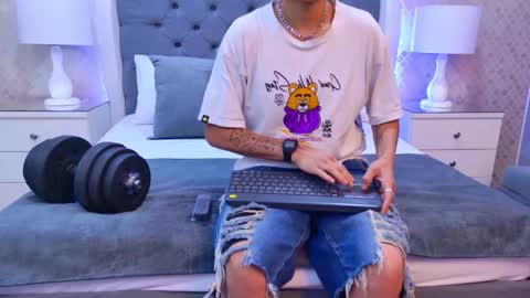 Zoe Krug online show from December 3, 11:34 am