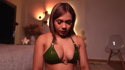 zoevidal_ online show from August 4, 12:11 pm