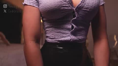 zoevidal_ online show from March 8, 12:09 pm