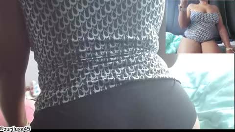 Snapshot of zuriluxe45 chatting on October 16, 7:38 pm zuriluxe45 online show from October 16, 7:38 pm