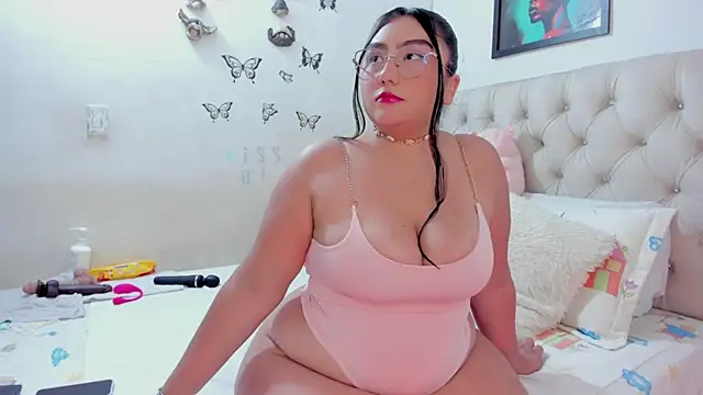 NayaWayne online show from August 7, 5:42 pm
