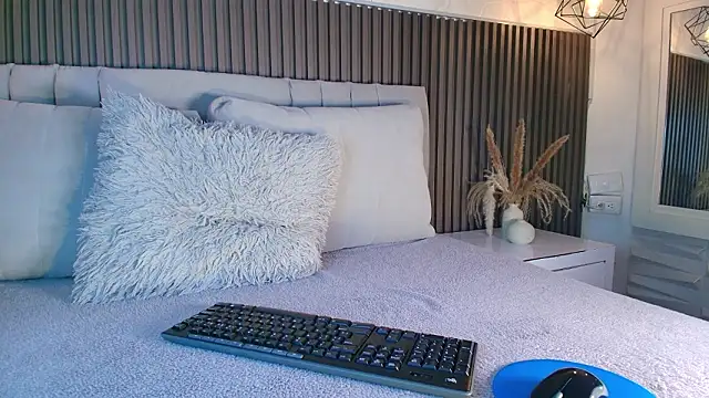 SHANONCLARK online show from March 16, 7:07 pm