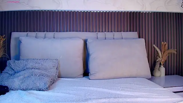 SHANONCLARK online show from February 7, 8:13 pm