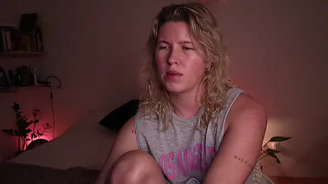 moonamii online show from October 31, 6:45 pm