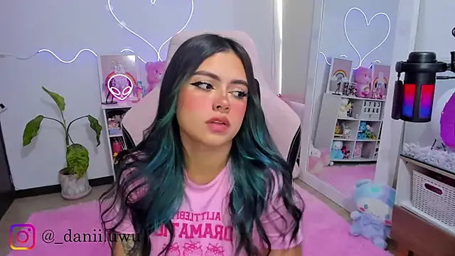 CuteDani  online show from February 12, 2:30 pm