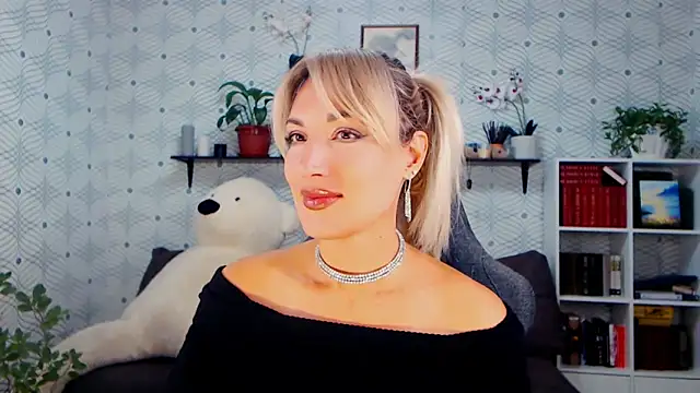 MillaXQueen online show from October 11, 12:08 pm