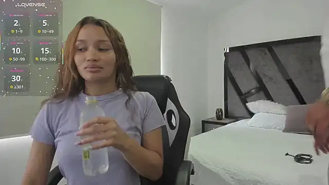 AnnieAndStefan online show from April 29, 1:47 pm