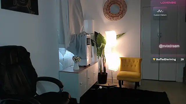 Crystal-dreamt online show from August 3, 2:45 pm