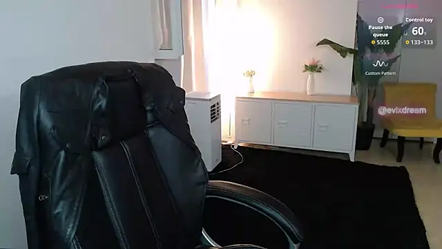 Crystal-dreamt online show from July 8, 1:35 pm