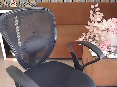 Snapshot of shivi_moto chatting on October 10, 7:24 am shivi moto online show from October 10, 7:24 am