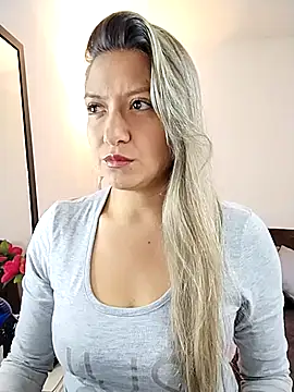 valeriahunter1 online show from November 5, 10:15 pm