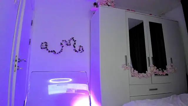 Snapshot of KaylaLaine chatting on September 18, 6:01 am KaylaLaine online show from September 18, 6:01 am