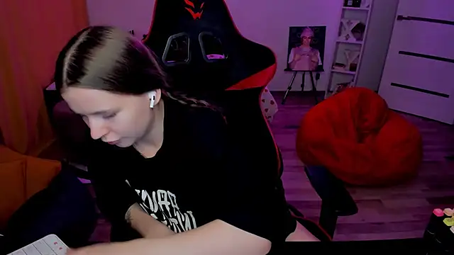 HelloRoxy online show from July 3, 6:58 pm