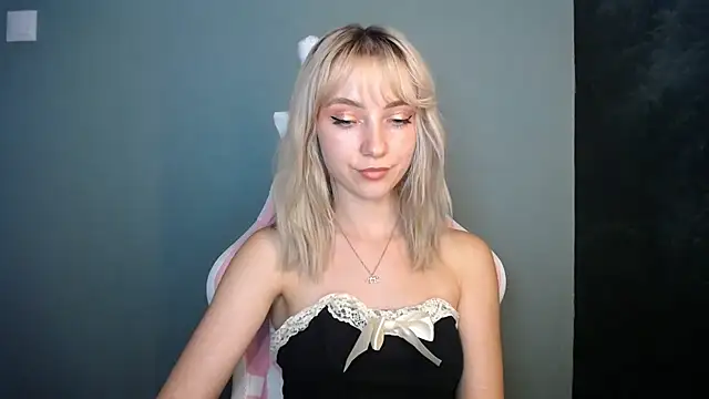 LuciaYoung online show from July 6, 3:03 pm