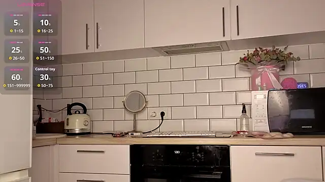 PrettyLilie online show from March 6, 4:24 pm