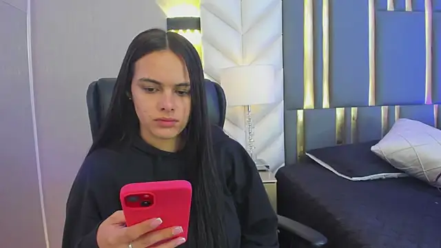 ChloeHarper  online show from April 29, 11:46 am
