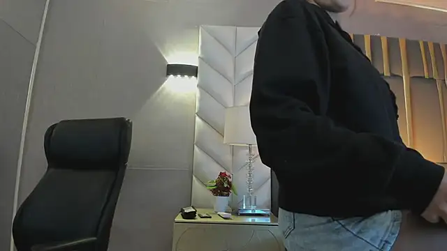 ChloeHarper  online show from July 29, 11:43 am