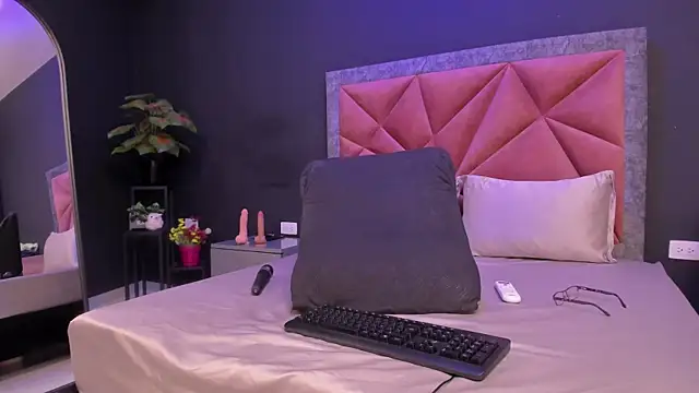 mia milff online show from June 28, 7:09 pm