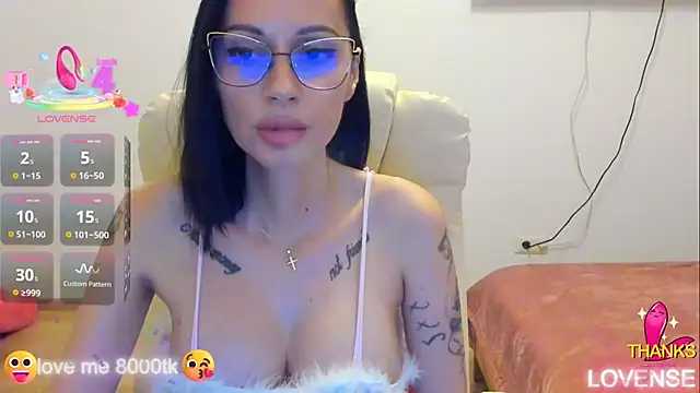 kissnicol32 online show from October 31, 5:50 pm