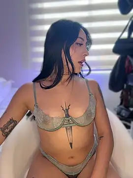 keilelewis online show from May 15, 5:26 pm