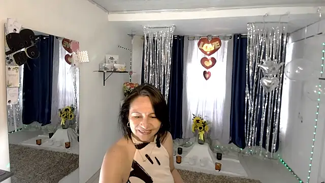 Latin Lola online show from July 30, 8:10 pm