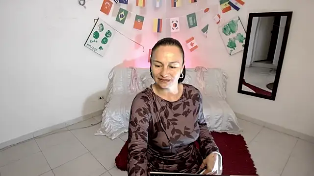 Latin Lola online show from July 18, 8:00 pm
