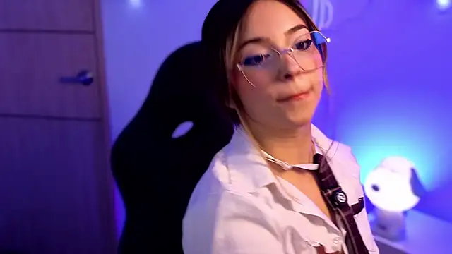 EmilyMiller  online show from June 24, 3:33 pm