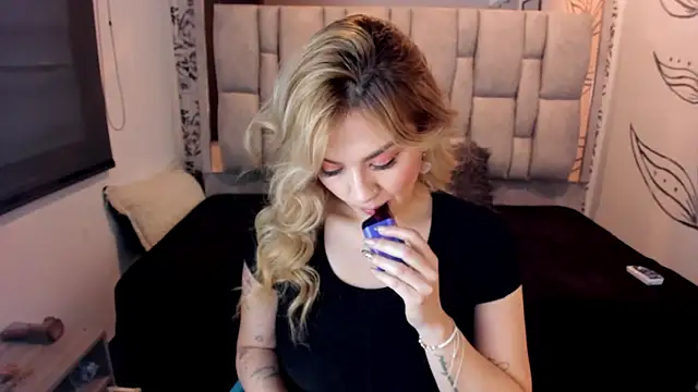 KataHot  online show from November 12, 9:13 pm