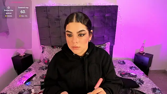 Kylie2211 online show from November 13, 2:54 am